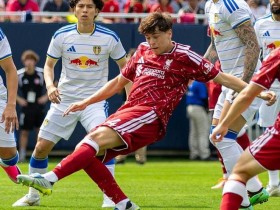 【红龙扑克】热身赛利物浦2-0领先遭大逆转,利兹联连灌四球送伊劳拉首败