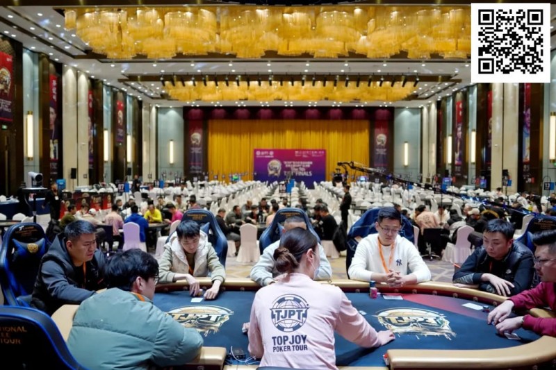 【红龙扑克】黄河杯暨第五届TJPT®总决赛 | 扑克“十日谈”，开赛首日黄河杯初选赛A组111人参赛17人晋级，杨新亮领跑