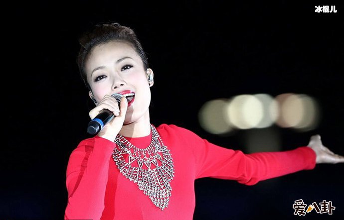 【红龙扑克】容祖儿为何拄拐杖与好友约饭局?容祖儿被调侃捧腹大笑