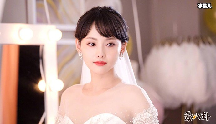 【红龙扑克】张嘉倪受采访被曝情商低, 妻子落寞身影疑似找到根本原因