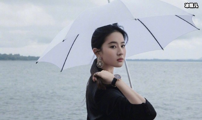 【红龙扑克】刘亦菲上演西装杀  网友纷纷评论自攻自受