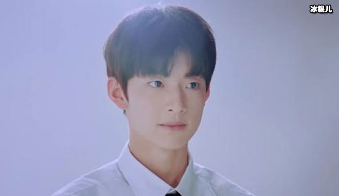 【红龙扑克】魏尊是几几年的, 撞脸南柱赫真人与照片对比颜值被质疑