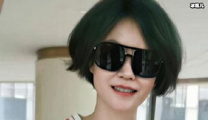 【红龙扑克】王菲染绿色头发, 与一男子合照近照曝光男子身份被扒出