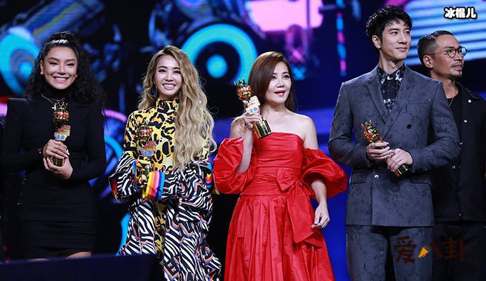 【红龙扑克】梁静茹被曝离婚现身, 红裙现身状态好与蔡依林同台