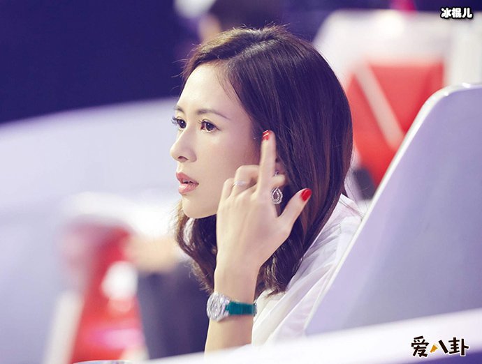 【红龙扑克】汪峰扶章子怡登台, 尽显甜蜜体贴之下疑似真的怀孕