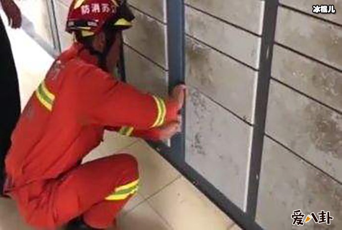 【红龙扑克】快递柜内取出男孩, 熊孩子是怎么自己爬进去反锁的？