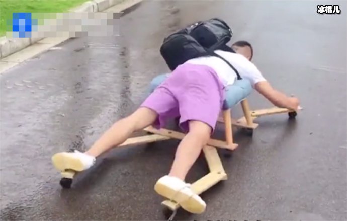 【红龙扑克】小伙做旱地游泳机 ,让旱鸭子体验游泳最后为何拆掉作品