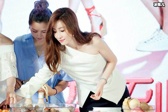 【红龙扑克】秦海璐情商上热搜， 秦海璐情商真的低吗？