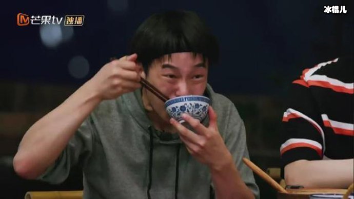 【红龙扑克】彭昱畅收了粉丝送的大碗, 曾立flag只吃一碗网友表示这次稳了
