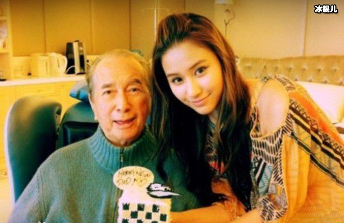 【红龙扑克】何超莲探班窦骁, 赌王千金为爱奔赴千里甜蜜爆表