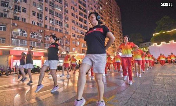 【红龙扑克】大妈戴耳机跳广场舞, 大妈静音式广场舞你怎么看
