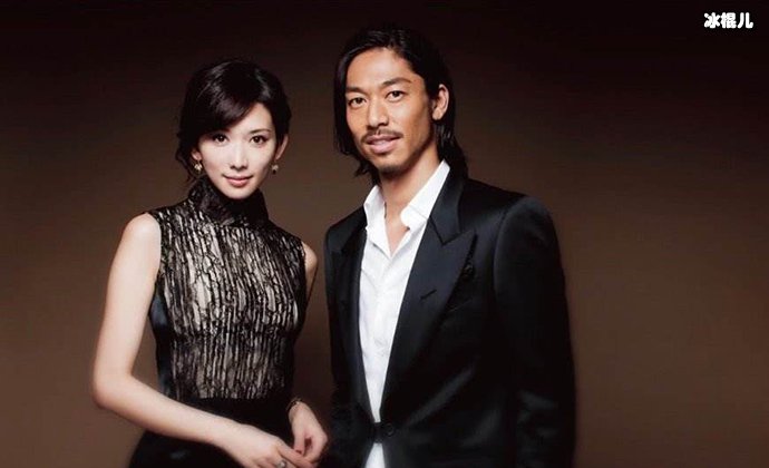 【红龙扑克】林志玲婚后和老公首次合体, 老公Akira拄拐杖疑似受伤