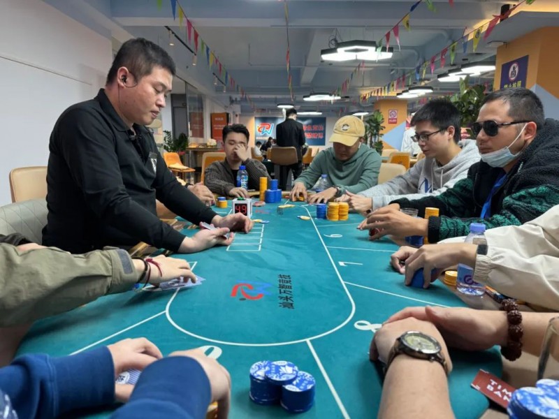 【红龙扑克】汕头南湾杯|66今日不太6,金刚撞车同花顺,恭喜王士元140.5W记分牌斩获主赛Day2CL!