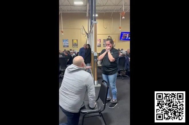 【红龙扑克】趣闻 | 男子在德州扑克室向女友求婚，看看她是否答应！