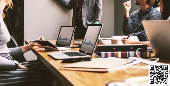 【红龙扑克】话题 | 女性经理人在大学学习扑克：这在商业中很有用？