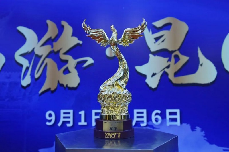 【红龙扑克】彩云杯畅游赛昆明站 |凤起之地战火重燃,选手吴昊斩获本次大赛首座涅槃凤凰奖杯