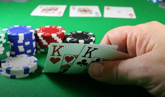 【红龙扑克】教学：KK遇到“臭手”荷官在翻牌圈发出A，怂还是干？