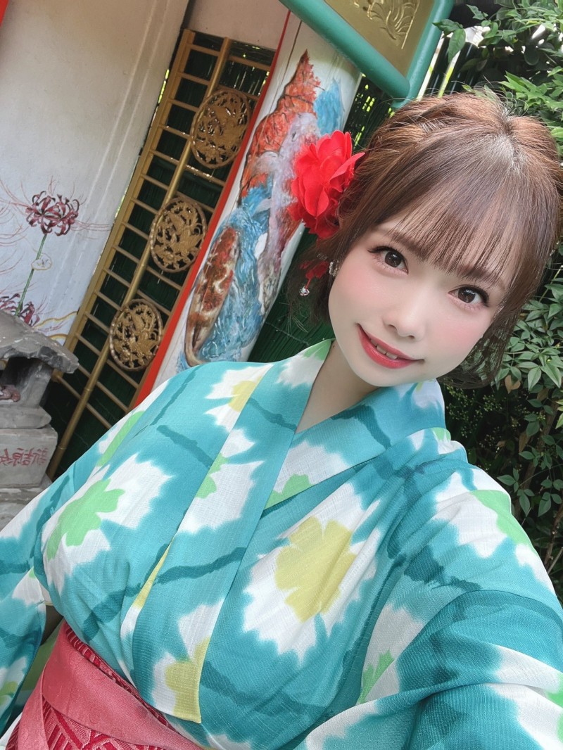 【红龙扑克】睽违12年⋯那位童颜巨乳的「初恋少女」竟然要复出了！