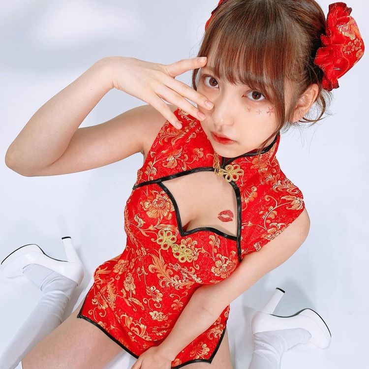 【红龙扑克】21 岁美少女十味脸蛋超甜萌！ 牛年曝光新写真粉嫩造型让人恋爱