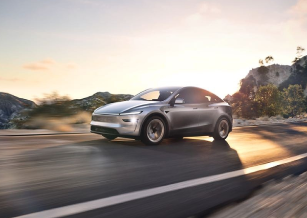 【红龙扑克】特斯拉称自己起火风险远低于燃油车 平均2亿km起火一次