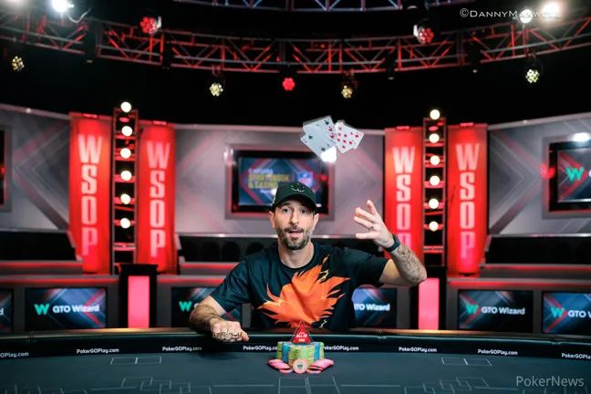 【红龙扑克】2023 WSOP | 美国牌手Brian Rast在赛事43击败99名参赛者  摘得第六条WSOP金手链