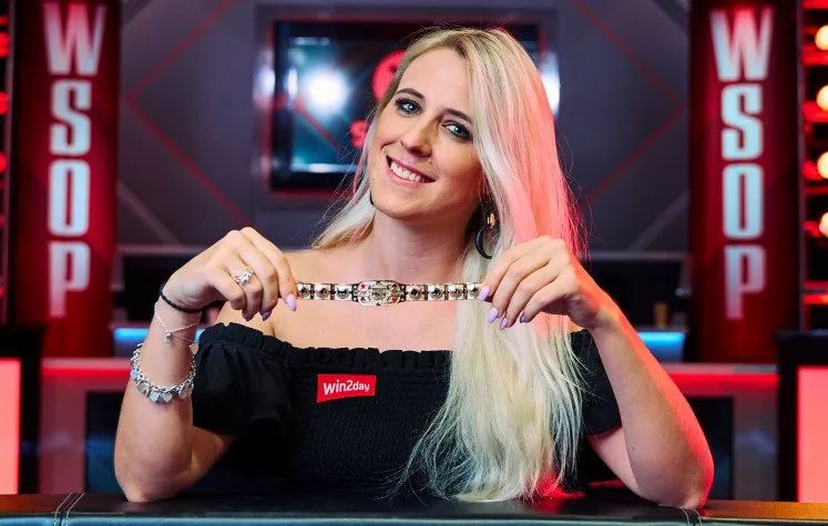 【红龙扑克】国人小姐姐靓丽晋级！一睹2023 WSOP女士赛的最美风景