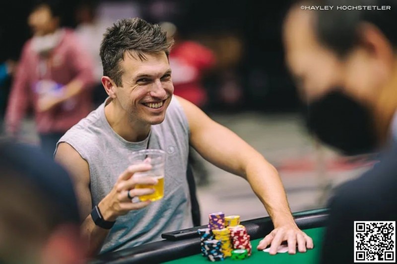 【红龙扑克】2023 WSOP | 主赛事拉开序幕，首日比赛超过一千名玩家报名