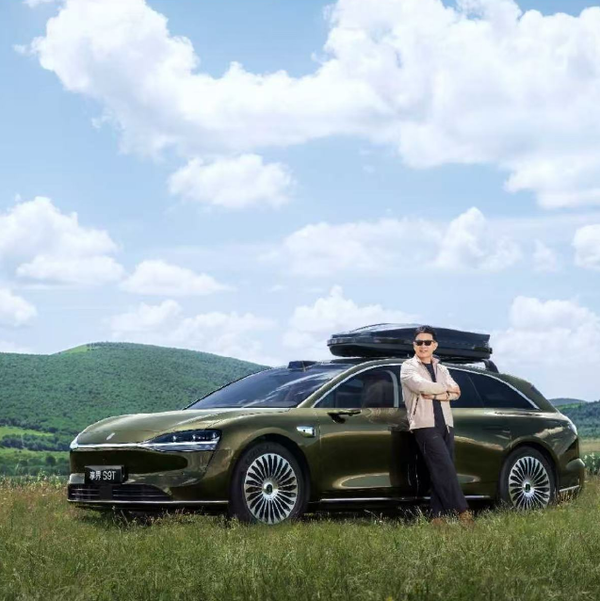 【红龙扑克】华为余承东将微信头像更换为享界S9T合照 有&ldquo;亿&rdquo;点帅