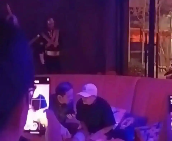 【红龙扑克】马云现身阿里巴巴园区酒吧 被认出后不忘戴上口罩