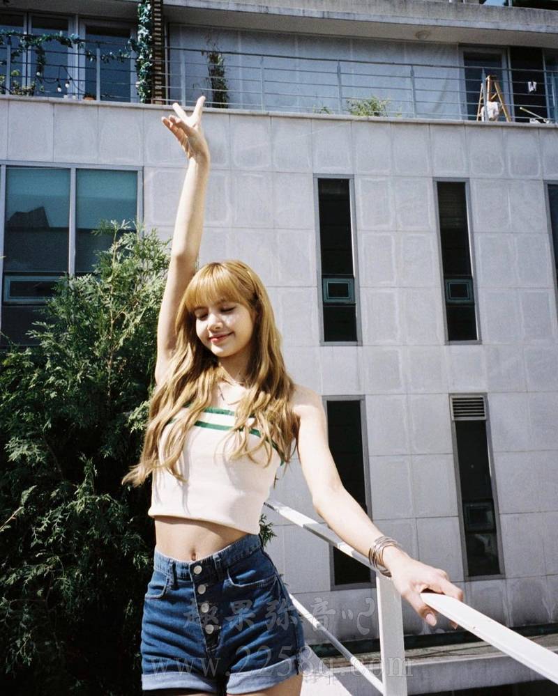 【红龙扑克】BLACKPINK Lisa喜迎23岁生日，发布限量个人影集《0327》留念！