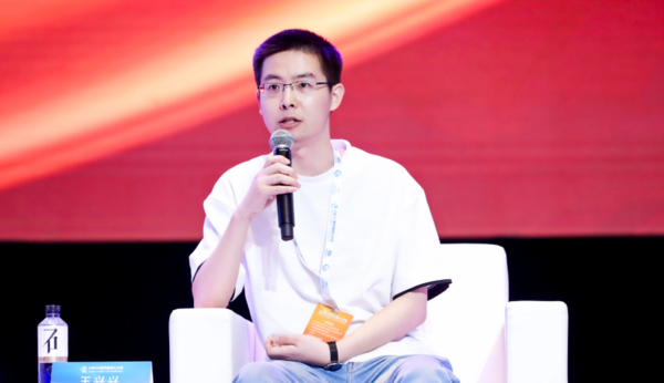宇树王兴兴 【红龙扑克】王兴兴:具身智能如果真的实现 可能距离AGI也不远