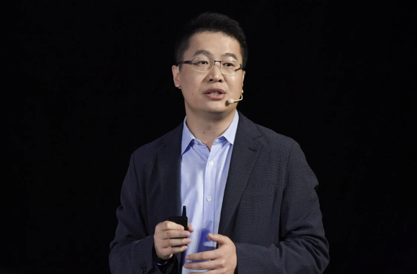 【红龙扑克】卢伟冰再次强调小米17不是抄iPhone 今年流入1200万用户