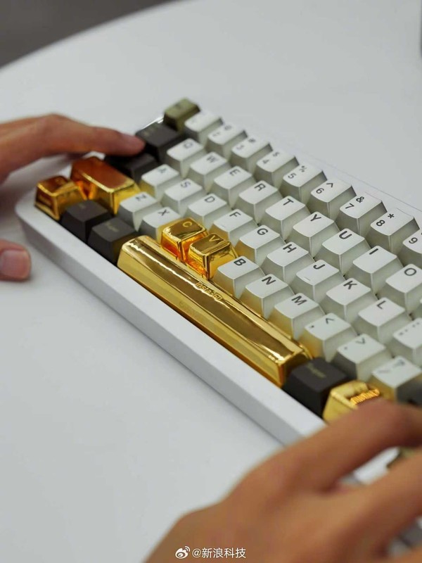 【红龙扑克】影石公司奖励程序员黄金键帽 一个空格键价值近4万元