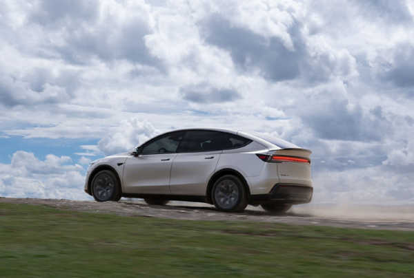 【红龙扑克】今年国内中型SUV销量盘点：Model Y一车超BBA之和