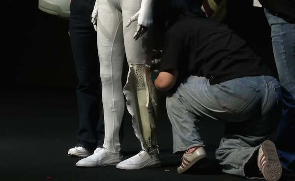 【红龙扑克】小鹏机器人是真是假？何小鹏现场直接剪开衣服自证