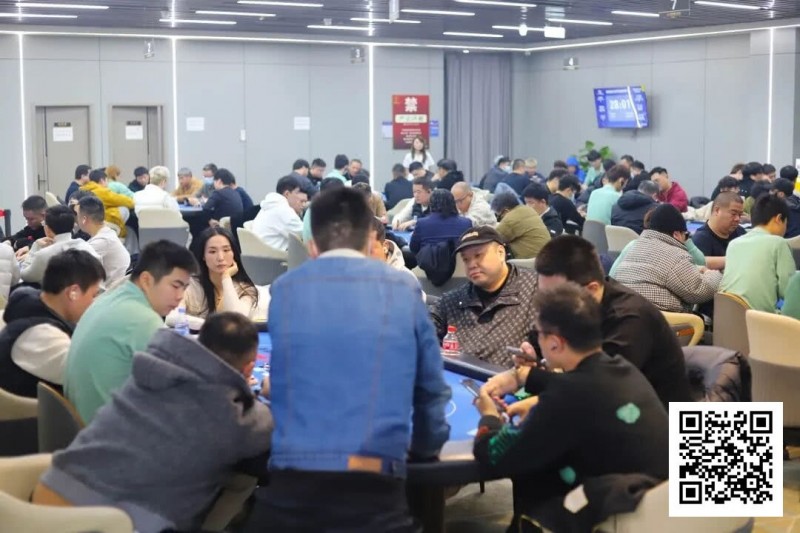 【红龙扑克】长沙阳光月赛首日 | 当扑克月赛遇上圣诞季，冬日点燃牌手热情！DAY1A组共320人次参赛，刘欢领衔39人晋级下一轮