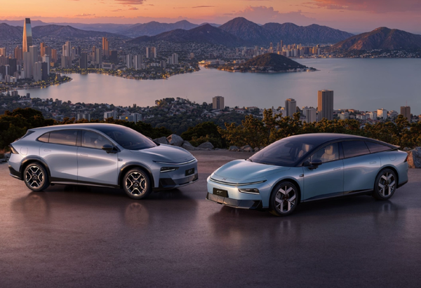 【红龙扑克】一辆小鹏P7遭火车撞击后车主幸存 何小鹏发文回应