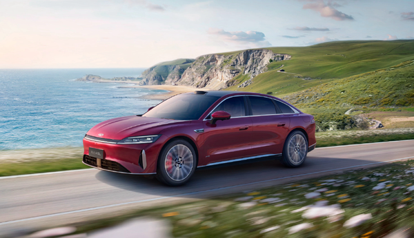 【红龙扑克】2025年国产车出口总量达710万辆 两家车企破百万！