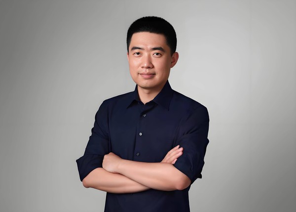 李想 【红龙扑克】技术团队重组!曝理想新设人形机器人和软件本体部门