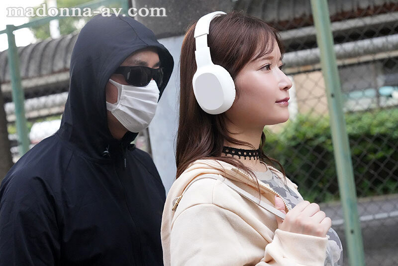 【红龙扑克】[JUR-636]耳机是重点！桃园怜奈被30厘米后的痴汉非法侵入了！