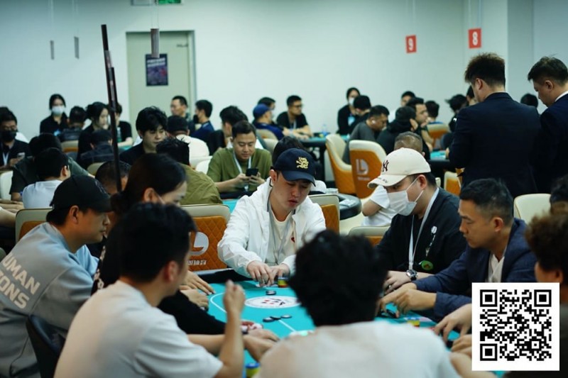【红龙扑克】第一届山海杯鲲鹏系列赛|主赛B组110人次竞争21人晋级,王云峰倒数手牌翻倍收取32.3万计分牌成CL!明天主赛小组赛最后晋级机会!