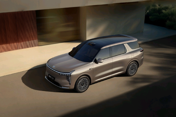 【红龙扑克】智己LS8上市 零百4秒级 续航达1605公里  24.98万起