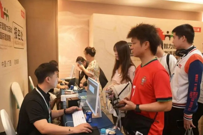 【红龙扑克】第三届国门杯次日 | 广西三月三，主赛A组开打共135人次参赛，林峰CL携35人晋级第二轮，邓彪勇夺开幕赛冠军