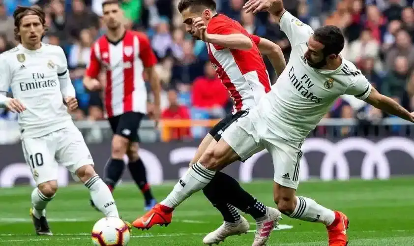 足球场上的“门框诅咒”：三次中框是运气问题，还是概率学的错觉？