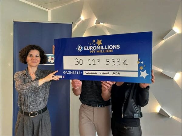 【红龙扑克】欧洲百万彩票大奖得主匿名领奖，背后故事曝光