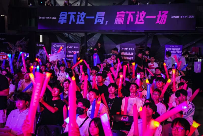 【红龙扑克】电竞比赛中的临场调整信号解析:从战术变化到心理博弈