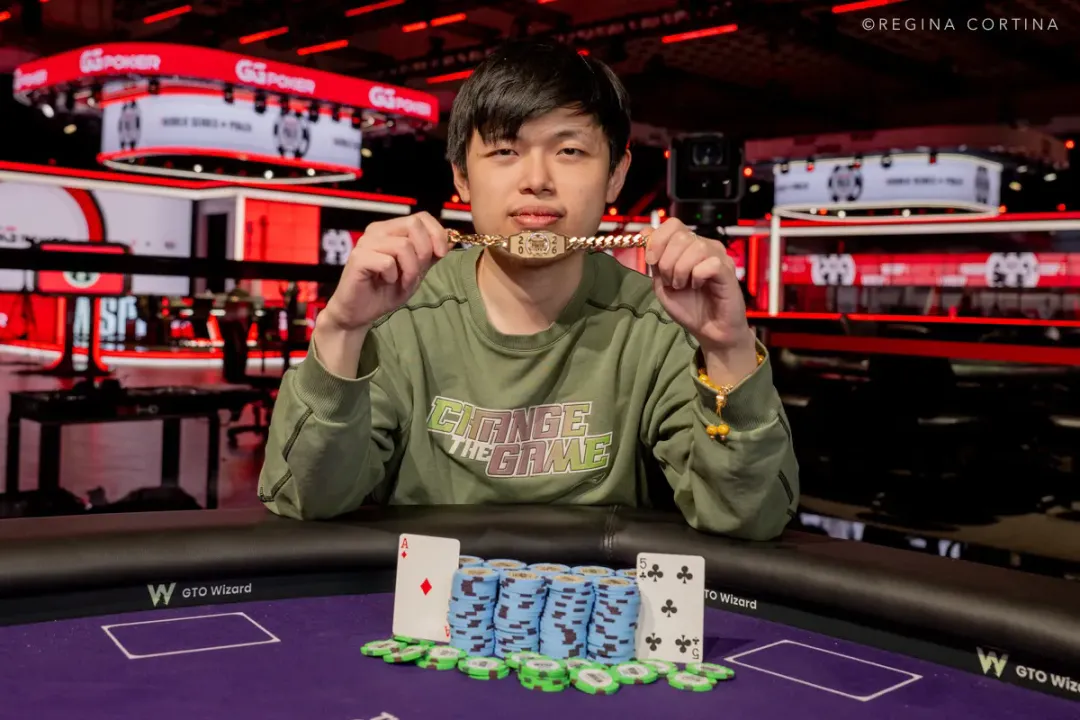 【红龙扑克】生涯首进WSOP奖励圈即登顶!华人博士生Honghao Zhang斩获$1500六人桌金手链