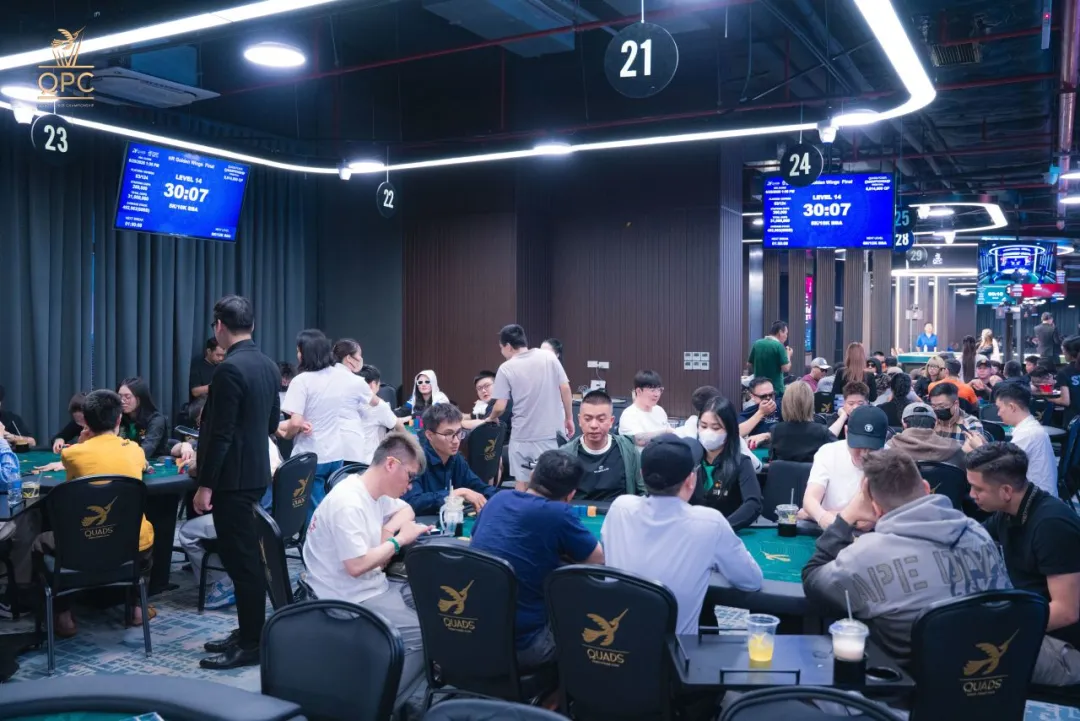 【红龙扑克】越南河内QPC Day9｜陈明聪获主赛亚军，冯苗止步第八名；迷你主赛1047人次参赛如火如荼；冯海棣获豪客金翼赛冠军！