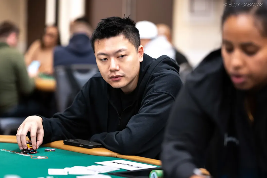 【红龙扑克】金手链得主张阳稳了？WSOP主赛Day2顺利过关，与22位同胞同行！