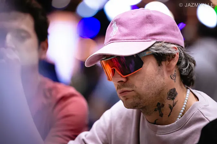【红龙扑克】离谱!读牌百分百正确却直接出局,WSOP主赛事这手英雄跟注看懵全场